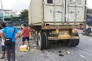 Hai vợ chồng ngã vào bánh container, người vợ thiệt mạng