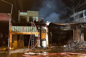 Cháy cửa hàng ở quận 12, nhiều tài sản bị thiêu rụi