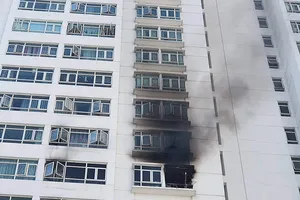 Cháy chung cư ở Nhà Bè, hàng trăm người tháo chạy