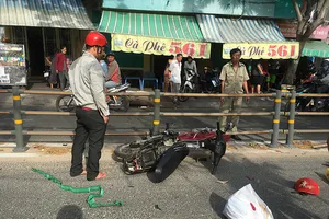 2 thanh niên tông gãy dải phân cách trên đường Hoàng Sa