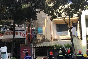 Trạm điện ở quận 3 nổ 2 lần trong ít phút, dân hoảng hốt