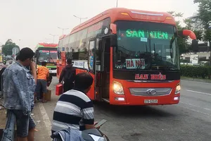 Đi xe về quê ăn tết: Nằm yên, không ngồi, không gọi điện thoại