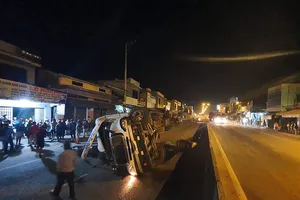 Tài xế ngủ gật, container đâm dải phân cách lật ngang đường