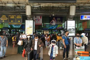 Khách đổ đồn vào TP.HCM sau tết, sân bay Tân Sơn Nhất ách tắc