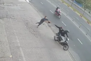 Đợi xe trên vỉa hè, 1 phụ nữ bị cướp giật túi ngã choáng váng