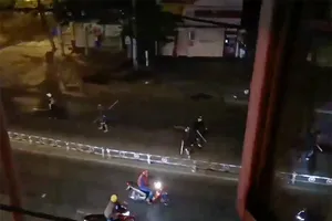 Cảnh sát nổ súng dẹp hai nhóm hỗn chiến ở quận 8