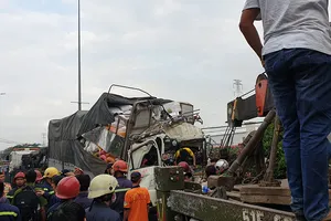 Xe tải tông container, 3 người mắc kẹt trong cabin