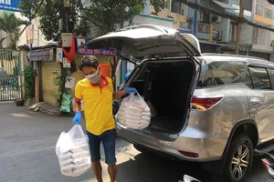 Những câu chuyện đẹp thời dịch COVID-19 ở chung cư Hòa Bình