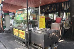 Hàng quán quanh chung cư Hòa Bình đóng cửa vì cách ly 