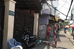 Dựng rào cách ly một hẻm ở đường Dương Bá Trạc, quận 8 