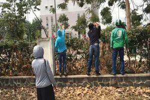 Cận cảnh tuồn hàng tiếp tế tận tay người được cách ly