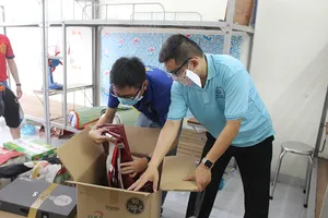 Giảng viên, sinh viên tình nguyện dọn KTX, đón người cách ly