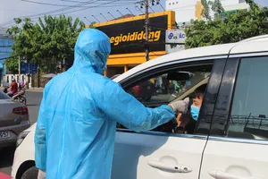 Chốt kiểm soát dịch bệnh: Đội nắng kiểm tra y tế