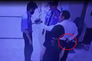 Doanh nhân rút súng đồ chơi, túm tóc bảo vệ chung cư