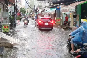 Nhiều hẻm nhỏ ở TP.HCM thành sông sau cơn mưa lớn