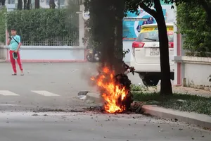 Bình Thạnh: Xe máy cháy trơ khung sau tiếng nổ lớn