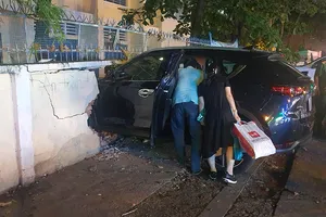 Bình Thạnh: Ô tô đâm thủng tường rào trường tiểu học