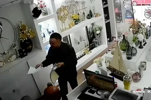 Giả bán sim rồi vào cửa hàng trộm điện thoại