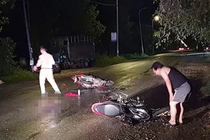 2 xe máy đối đầu khiến 2 người bị thương nặng