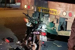 Tông vào đuôi container đang đậu, một người thiệt mạng