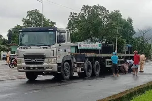 Người đàn ông bị cuốn vào gầm container khi sang đường