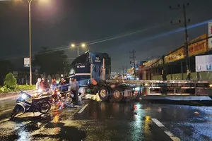 Xe máy tông vào ô tô đầu kéo từ trong bãi chạy ra đường