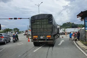 Xe container ôm cua cán tử vong một người đi xe máy