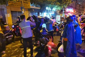 Hàng ngàn xe chết máy do ngập, giữa đêm vẫn chưa thể về nhà