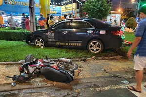 Chùm ảnh ô tô lùa nhiều xe máy chờ đèn đỏ ở Bình Thạnh