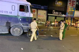 Bình Thạnh: Xe máy lao vào đầu container, nạn nhân nguy kịch