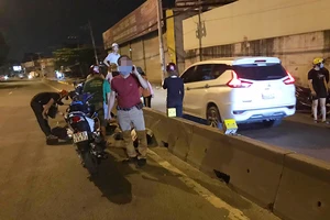 Nghi say rượu tông vào dải phân cách ở Thủ Đức tử vong