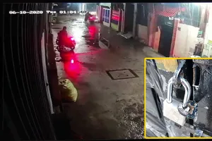 Nhà dân ở Thủ Đức bị trộm cắt cửa lấy 3 xe máy