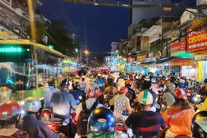 Bình Thạnh: Biển người ùn tắc trên đường Lê Quang Định