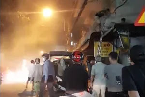 Cha đóng cửa phòng cùng hai con rồi phóng hoả