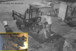 2 kẻ trộm cắt khoá lấy cắp xe ba gác trong đêm