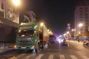 Đầu container bẹp dúm ở ngã 4 Đinh Tiên Hoàng - Điện Biên Phủ