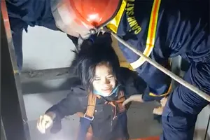 Cứu một phụ nữ mắc kẹt trong giếng thang máy