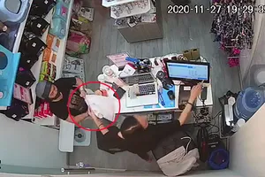 Camera ghi cảnh trộm điện thoại trong cửa hàng ở quận Tân Bình