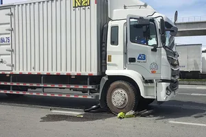 Né hiện trường tai nạn, cô gái bị xe tải cuốn vào gầm