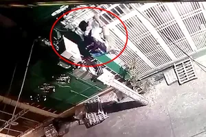 Camera ghi cảnh trộm leo vào nhà dân trộm laptop ở quận 1