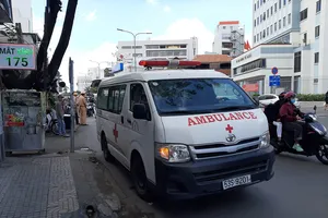 Phơi quần áo trên đường ray, 1 phụ nữ bị tàu tông tử vong