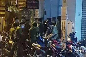 Cơ quan chứng năng khám nghiệm hiện trường. Ảnh: ĐC