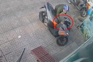 Camera ghi hình kẻ trộm bẻ khóa xe trong 3 giây ở Thủ Đức