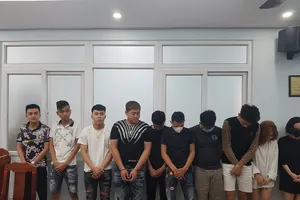 12 nam nữ thanh niên bị phát hiện đang "phê" ma tuý trong căn hộ. Ảnh: HT