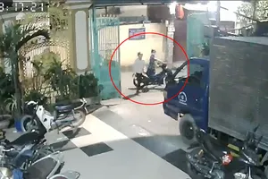 Camera ghi cảnh trộm lựa xe sang bẻ khoá ở Gò Vấp