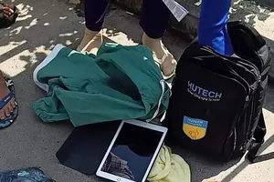 Bỏ dép, balo trên cầu Thanh Đa, làm mọi người tưởng tự tử