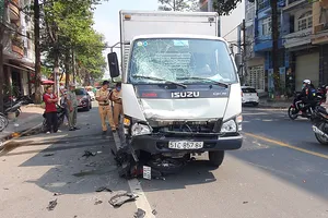 Xe máy lao vào gầm ô tô tải ở Bình Thạnh