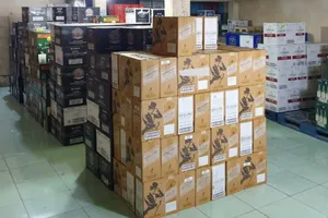 Hơn 3.900 chai rượu (khoảng 750 thùng) không có hoá đơn chứng từ, không có tem nhãn. ẢNh: H.T