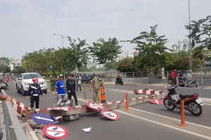 Ô tô tải kéo ngã thanh chắn chiều cao, đè bẹp một xe máy