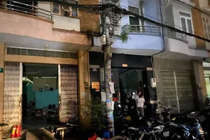 5 người mắc kẹt trong đám cháy căn nhà 3 tầng ở quận 8